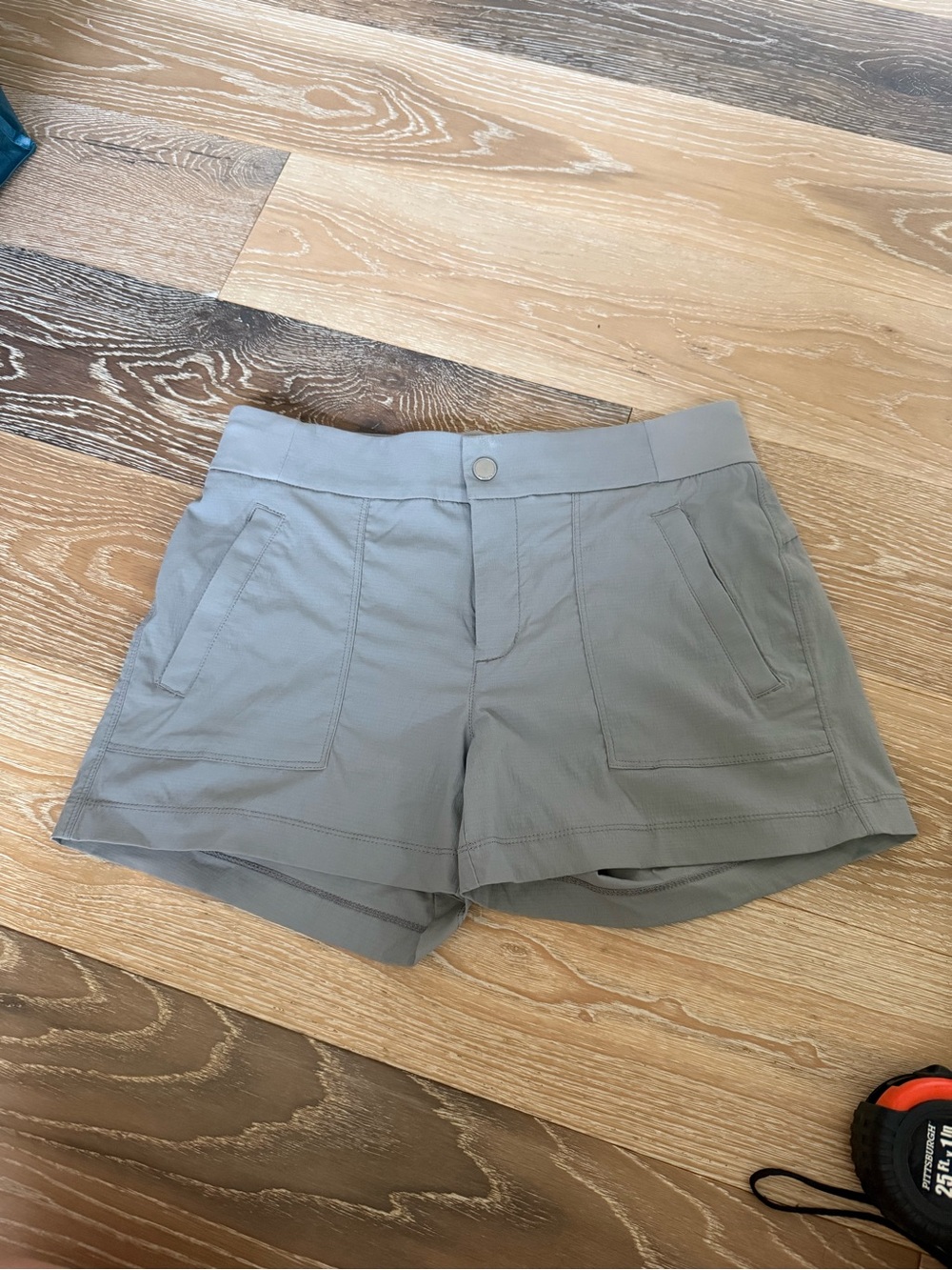 Athleta Trekkie Light Gray Athletic Utility Shorts size 6